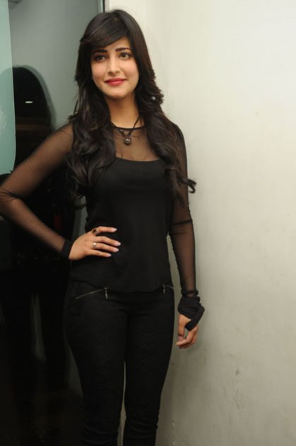 Shruthi-Hassan-at-Yevadu-App-launch